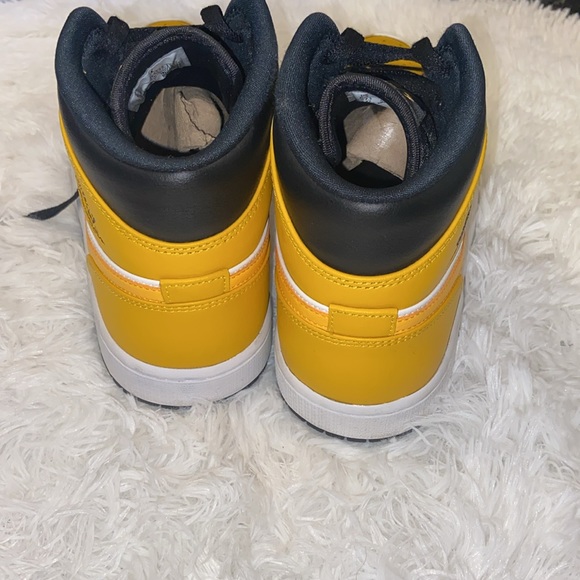 Air Jordan 1 Mid 8.5. White university gold-black Blanc/Noir or universite - Picture 6 of 8